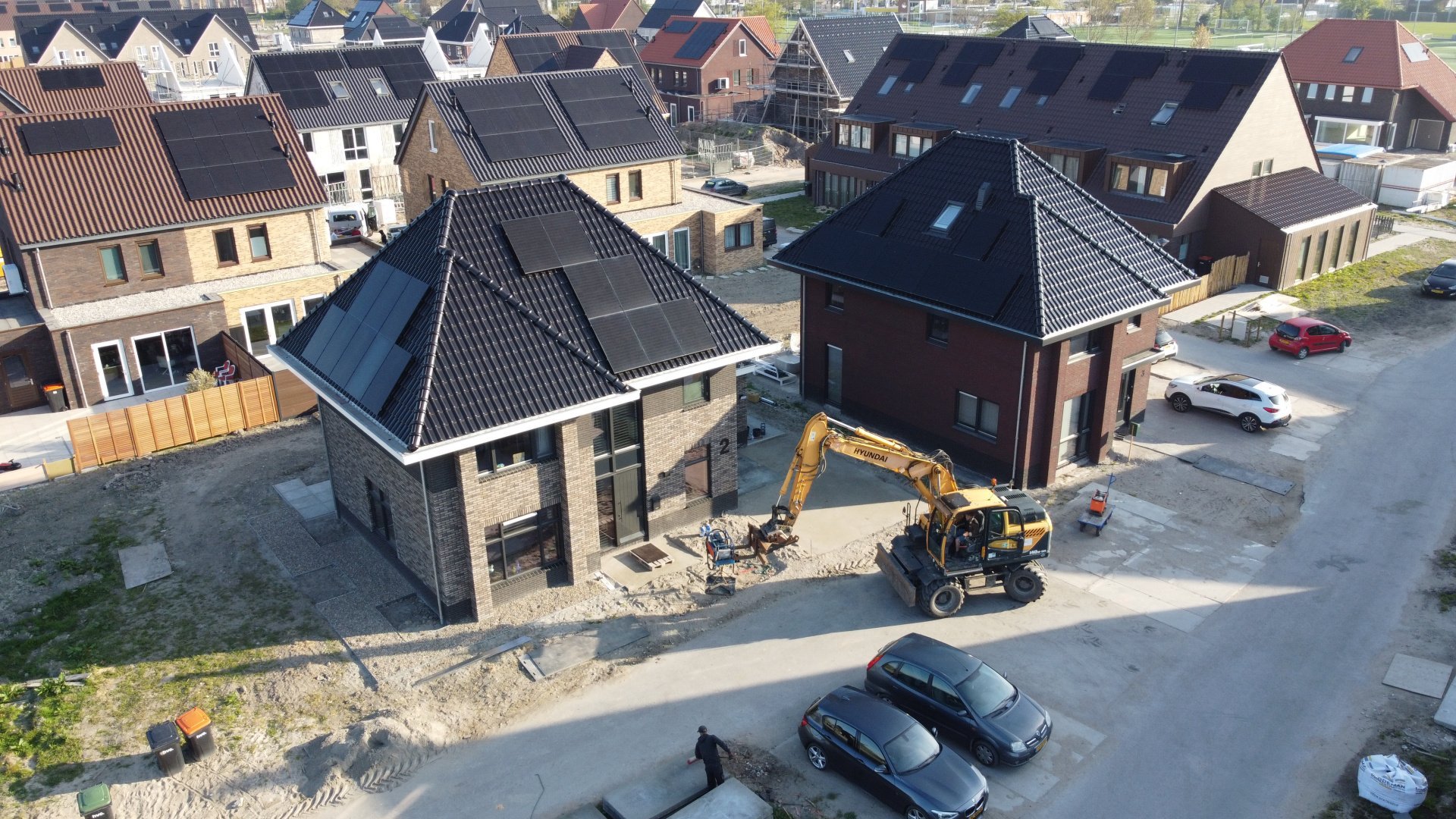 Betonplaten pad aangelegd met mobiele kraan