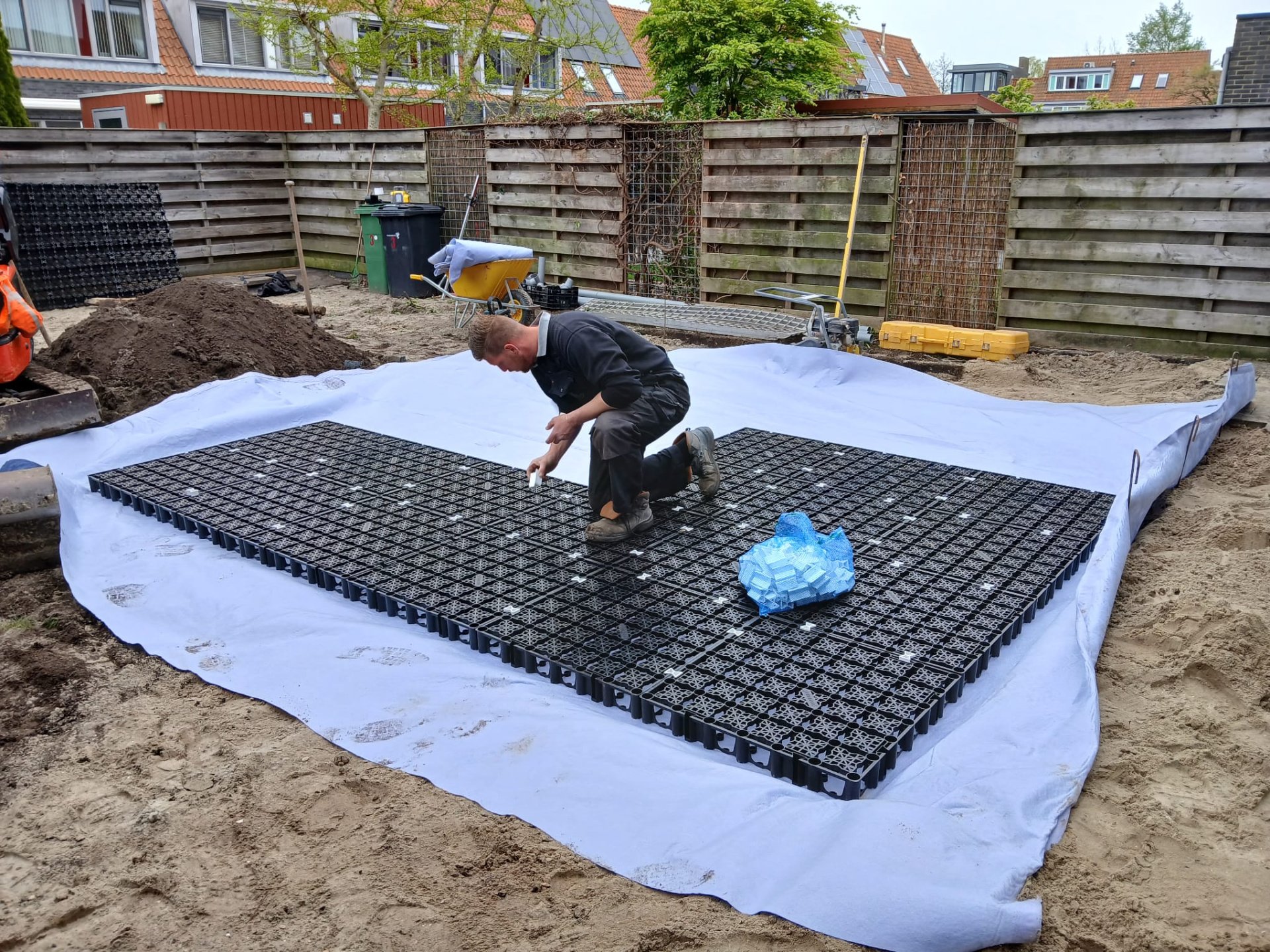 Gazon uitgegraven & waterinfiltratie aangelegd